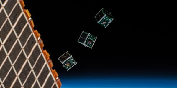 Piensatelliitteja avaruudessa, kuva: ESA