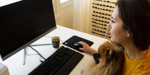 etätyö, nainen ja koira, kuva: Lauri Alkkiomäki