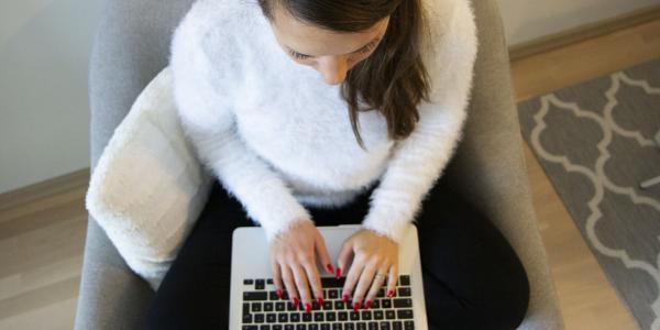 nainen etätöissä laptopin kanssa kuva Lauri Alkkiomäki
