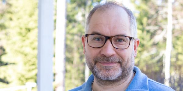 Nyt koronan aikana oman talouden hoitamisessa korostuu varautumisen ja ennakoinnin merkitys, sanoo talousosaamista ja talouskasvatusta tutkiva taloustieteen professori Panu Kalmi. Panu Kalmi