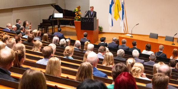 yleisöä Levónissa