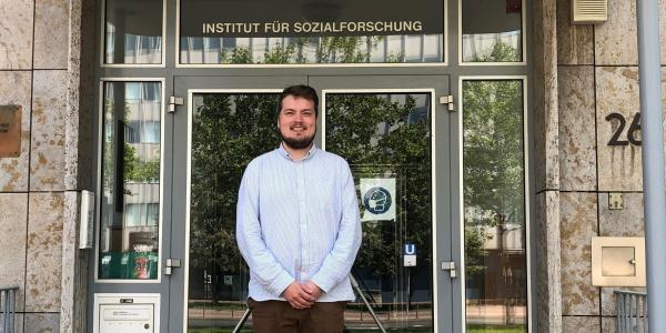 Vaasan yliopistossa väittelevä Jari Autioniemi Frankfurtin koulukunnan perustaman yhteiskuntatieteellisen tutkimuslaitoksen edessä Saksassa. Väitöskirjassa on sovellettu koulukunnan tunnetun edustajan Jürgen Habermasin kommunikatiivista toimintateoriaa. Kuva: Jari Autioniemen arkisto