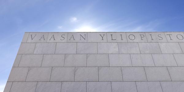 Marmoriportin takaa paistaa aurinko