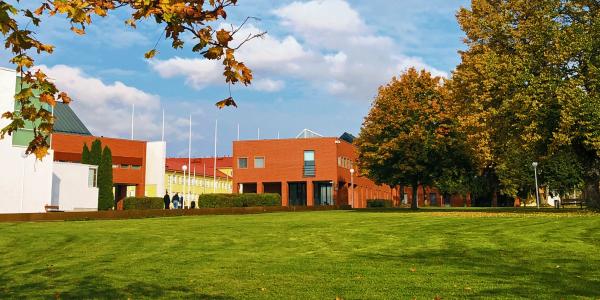 Vaasan yliopiston kampus syksyllä kuva Tiia Alkkiomäki