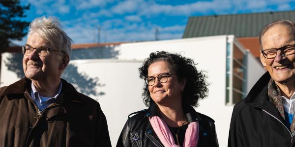 Lahjakirjan otti vastaan yliopiston tutkimuksesta vastaava vararehtori Minna Martikainen säätiön puheenjohtajalta Seppo Nurmelta (vas.) ja asiamies Martti Koskelta (oik.)