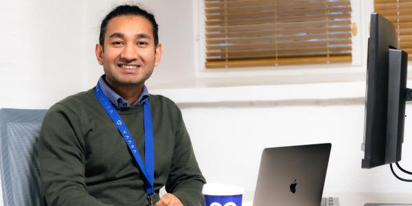 Vaasan yliopistossa kansainvälistä liiketaloutta opiskeleva Tareque Mahmud valittiin projektityön ja markkinoinnin harjoittelijaksi Vaasan kaupungille. Tareque Mahmud töissä Vaasan kaupungilla