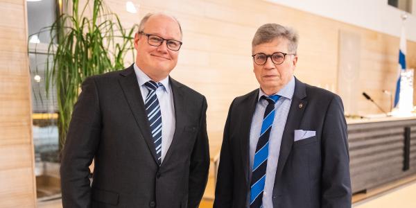 Vaasan yliopiston laskentatoimen professori Marko Järvenpää (vas.) ja Heikki Hurtig
