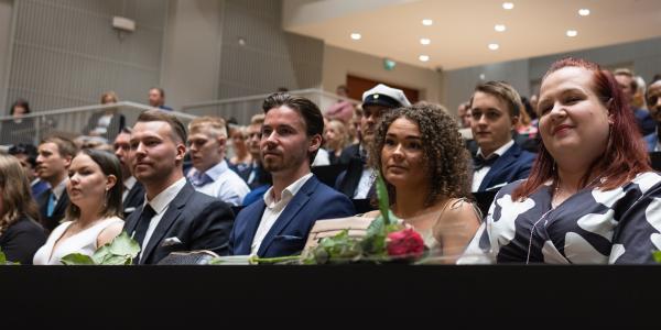 Valmistuvia opiskelijoita publiikissa