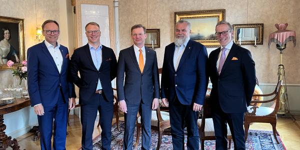 Vaasan yliopiston ja OPn edustajat lahjoitustilaisuudessa