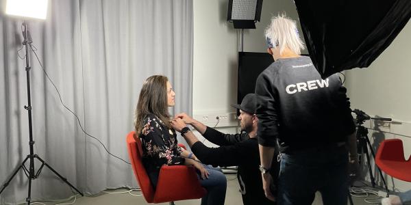 Videokuvausryhmä valmistelee haastattelua studiossa