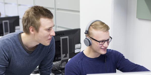 Opiskelijat luokassa