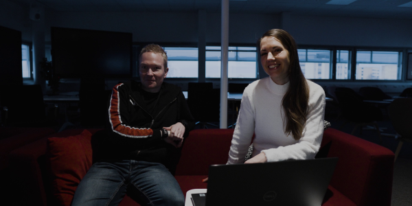 Energiansäästövideoiden yhteenveto, Tiia Alkkiomäki ja Harri Huusko kuvassa.