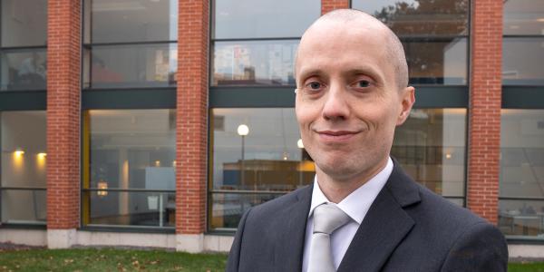 Juho-Pekka Mäkipää Vaasan yliopiston kampuksella