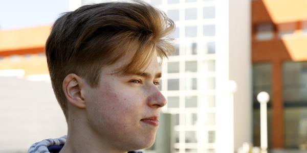 Opiskelijapoika katselee eteenpäin