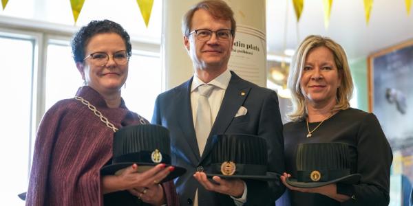 Rehtoreita hatut kädessä