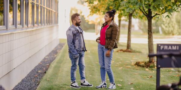 Sousza and Reshma on campus. Kuva: Taina Renkola