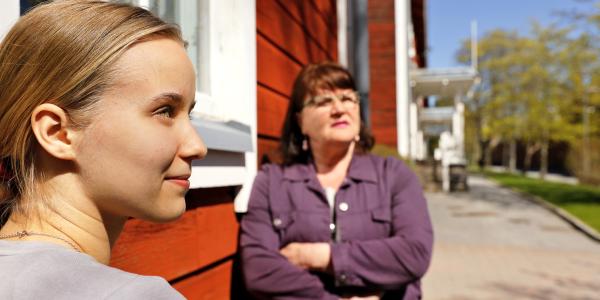 Kaksi naista kuvassa yliopiston kampuksella