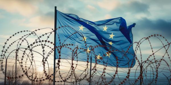 EU:n lippu ja piikkilankaa. Kuva: AdobeStock