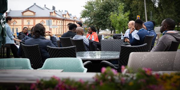 University of Vaasa summer school, students and teachers discussing around a table.