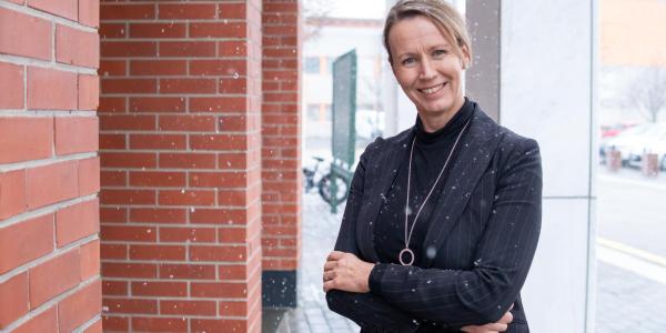 Eija Pienimäki Vaasan yliopiston kampuksella talven ensilumen aikaan