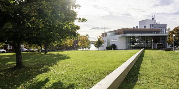 Vaasan yliopiston kampus ja Ankkuri-rakennus syksyllä