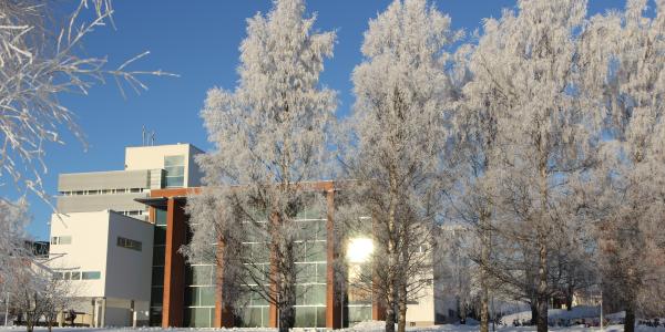 Talvinen kuva yliopiston Ankkuri-rakennuksesta