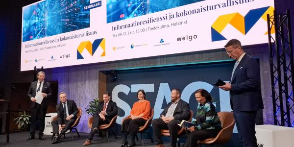 Paneelikeskustelussa Petri Uusikylä, Mika Lintilä, Eero Kytömaa, Harriet Lonka, Ville-Pekka Sorsa, Hanna Smith ja Harri Jalonen.