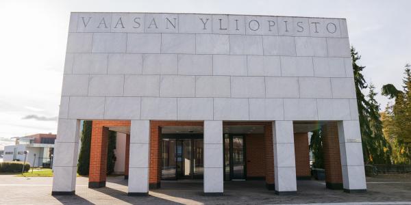 Vaasan yliopiston pääsisäänkäynti.