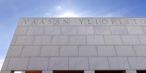 Vaasan yliopiston pääsisäänkäynti.