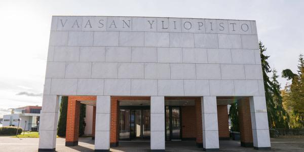 Vaasan yliopiston pääsisäänkäynti