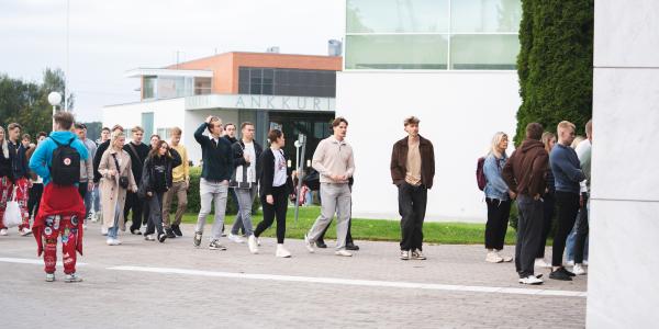 Uudet opiskelijat kampuksella