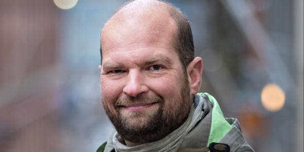 Sampo Ruoppila hymyilee ja katsoo kameraan.