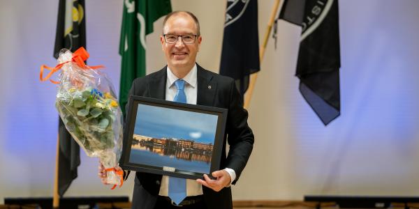 Vuoden alumni 2025 on DNA:n toimitusjohtaja Jussi Tolvanen.