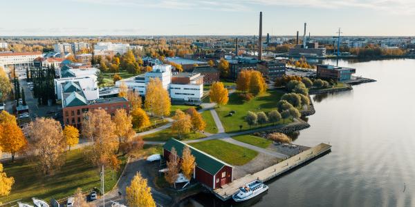 Vaasan yliopiston syksyinen kampus ilmasta mereltä päin kuvattuna