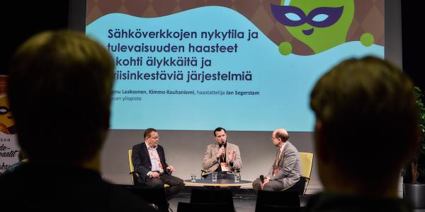 Paneelikeskustelu Vaasan tiedekarnevaaleilla, kuva Linus Lindholm