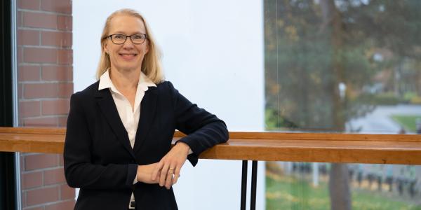 Eija Mattila Vaasan yliopiston kampuksella.