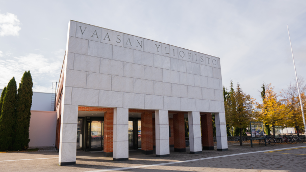 Vaasan yliopiston pääsisäänkäynti marmoriportti