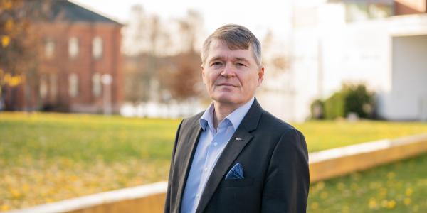 Mikko Punnala Vaasan yliopiston kampuksella