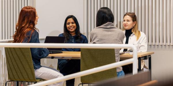 Opiskelijat luennolla Levonissa