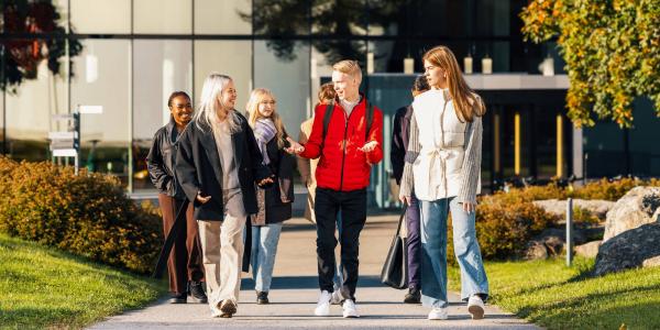 Opiskelijat Ankkurin edessä ulkona