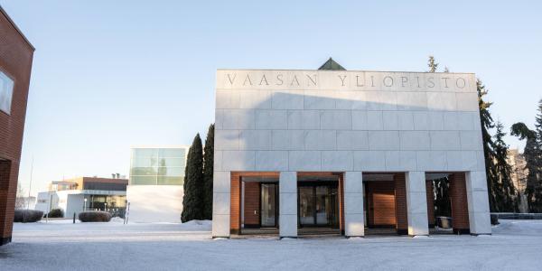 Vaasan yliopiston pääsisäänkäynnin marmoriportti talvella kuvattuna