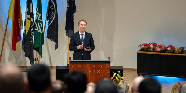 Professori Petri Välisuo puhumassa vuosipäivän juhlassa Vaasan yliopistolla