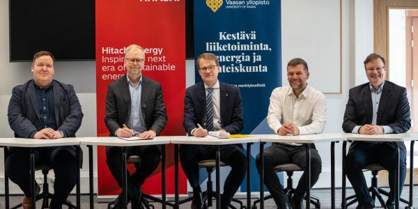 Hitachin ja Vaasan yliopiston yhteinen kuva allekirjoitustilaisuudesta