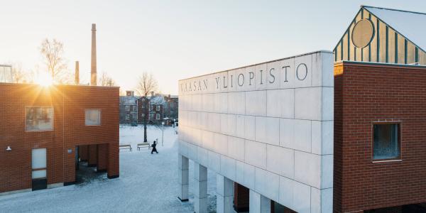 Vaasan yliopiston pääsisäänkäynti 