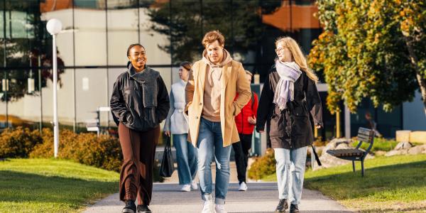 Opiskelijoita kampuksella
