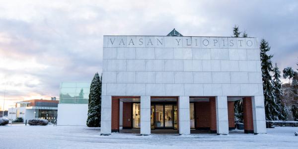 Vaasan yliopiston kampuksen pääsisäänkäynnin marmoriportti kuvattuna talvella