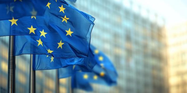 EU:n lippu ja rakennus Brysselissä