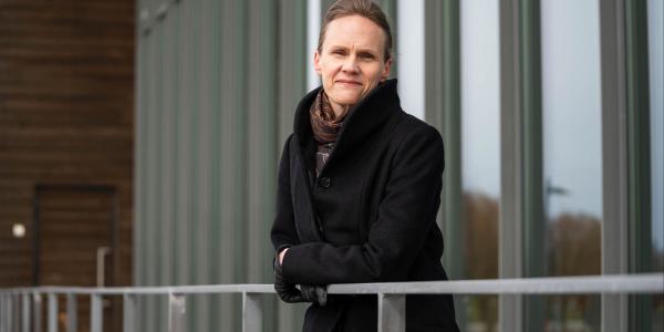 Helka Kalliomäki kuvattuna Vaasan yliopistolla meren rannassa