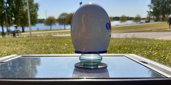 EasiScope-mikroskooppi ja ipad nurmikolla merimaisemassa