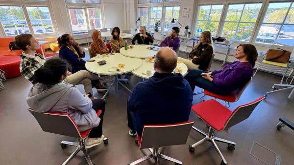 Group picture of the inaugural VSF members breakfast. Several people sitting around round tables, enjoying breakfast and conversation. 